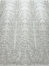 Ezüst Csipke elemek elefántcsont tüllön geometrikus mintával, gyöngyökkel, gyöngy díszítéssel és flitterekkel