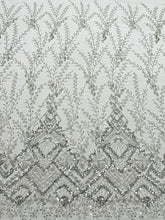 Csipke Couture ezüst színben, elefántcsont tüllön, geometrikus mintával, gyöngyökkel és flitterekkel