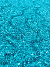 Dantela Couture türkiz általános mintával, gyöngyökkel és flitterekkel