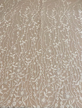 Elefántcsont csipke virágmintával, gyöngyökkel és flitterekkel