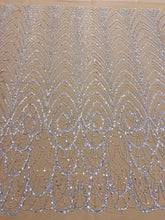 Ezüst Couture Csipke Nude Tüllal, Geometriai Mintával, Gyöngyökkel és Flitterekkel