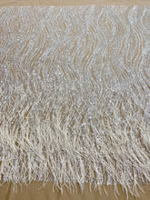 Csipke Couture Ezüst Tüll Nude-on Strucc Tollal, Lineáris Mintával, Gyöngyökkel és Flitterekkel