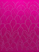 Dantela Couture Fucsia geometriai mintával, gyöngyökkel, gyöngyöcskékkel és flitterekkel