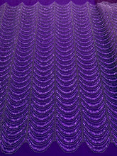 Sötétlila Couture csipke geometriai mintával, gyöngyökkel, gyöngyöcskékkel és flitterekkel