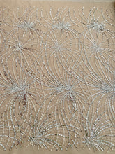 Ezüst Couture Csipke Nude Tüllal Geometrikus Mintával, Gyöngyökkel, Gyöngyöcskékkel és Flitterekkel