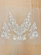 Mellpanelezet Geometriai Mintával, Kristályokkal, Gyöngyökkel és Flitterekkel