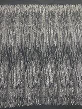 Csipke Couture ezüst színben antracitszürke tüllön, lineáris mintával, gyöngyökkel és flitterekkel