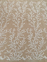 Dantela Couture Ivory virágmintás, gyöngyökkel és flitterekkel