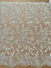 Elefántcsont csipke virágmintával, gyöngyökkel, gyöngyökkel és flitterekkel