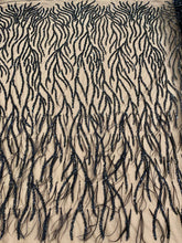 Piros Couture csipke strucctollakkal, gyöngyökkel és flitterekkel