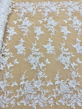 Couture csipke pillangómintával, gyöngyökkel, gyöngyöcskékkel és flitterekkel