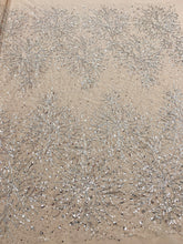 Ezüst Couture Csipke Virágmintával, Gyöngyökkel és Flitterekkel