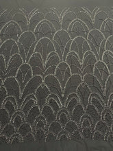 Dantela Couture Fucsia geometriai mintával, gyöngyökkel, gyöngyöcskékkel és flitterekkel