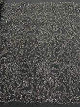 Piros Couture csipke geometriai mintával, gyöngyökkel és flitterekkel