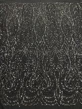 Dantela Couture Fucsia geometriai mintával, gyöngyökkel, gyöngyöcskékkel és flitterekkel