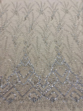 Ezüstszínű Couture Csipke Geometriai Mintával, Gyöngyökkel és Flitterekkel