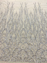 Ezüstszínű Couture Csipke Geometriai Mintával, Gyöngyökkel és Flitterekkel