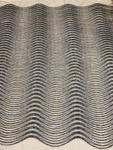 Fekete csipke lineáris mintával, gyöngyökkel és flitterekkel