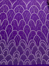 Sötétlila Couture csipke geometriai mintával, gyöngyökkel, gyöngyöcskékkel és flitterekkel