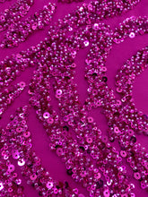 Dantela Couture Fucsia geometriai mintával, gyöngyökkel és flitterekkel