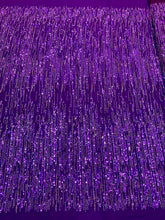 Sötétlila Couture csipke lineáris mintával, gyöngyökkel és flitterekkel