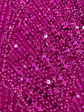 Dantela Couture Fucsia geometriai mintával, gyöngyökkel, gyöngyöcskékkel és flitterekkel