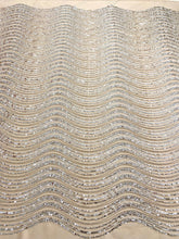 Ezüst csipke nude tüllal, lineáris mintával, gyöngyökkel és flitterekkel