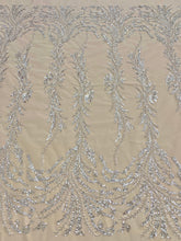 Ezüstszínű Couture Csipke Levélmintával, Gyöngyökkel és Flitterekkel