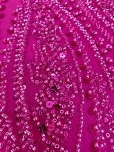 Dantela Couture Fucsia gyöngyökkel, gyöngyökkel és flitterekkel díszített panellel