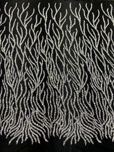 Csipke Couture ezüst tüll fekete alapon, gyöngy- és flitterfüzérekkel