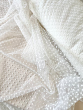 Világos krémszínű pöttyös tüll - 1,5 m széles