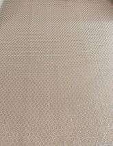 Elefántcsont csipke geometriai mintával, gyöngyökkel és flitterekkel