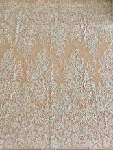 Virágmintás csipke gyöngyökkel és flitterekkel