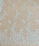 Elefántcsont csipke virágmintával, gyöngyökkel és flitterekkel