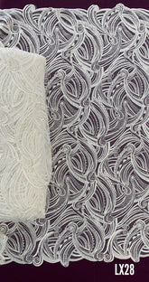 Geometriai mintás csipke gyöngyházgyöngyökkel és flitterekkel