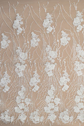 Virágmintás csipke, 3D virágokkal, gyöngyházfényű gyöngyökkel és flitterekkel