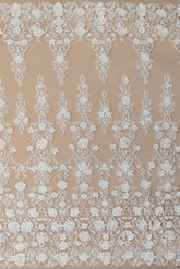 Virágmintás csipke, 3D virágokkal, gyöngyházfényű gyöngyökkel és flitterekkel