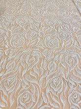 Virágmintás csipke, gyöngyházgyöngyökkel és flitterekkel