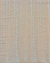 Csipke virágmintával, gyöngyházgyöngyökkel és flitterekkel