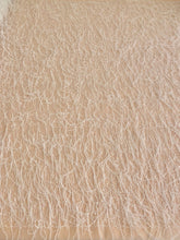 Elefántcsont csipke tollakkal és flitterekkel