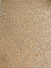 Ezüstszínű Couture Csipke Geometriai Mintával, Gyöngyökkel és Flitterekkel