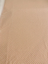 Geometriai mintás csipke gyöngyökkel és flitterekkel