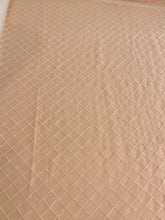 Geometriai mintás csipke gyöngyökkel és flitterekkel