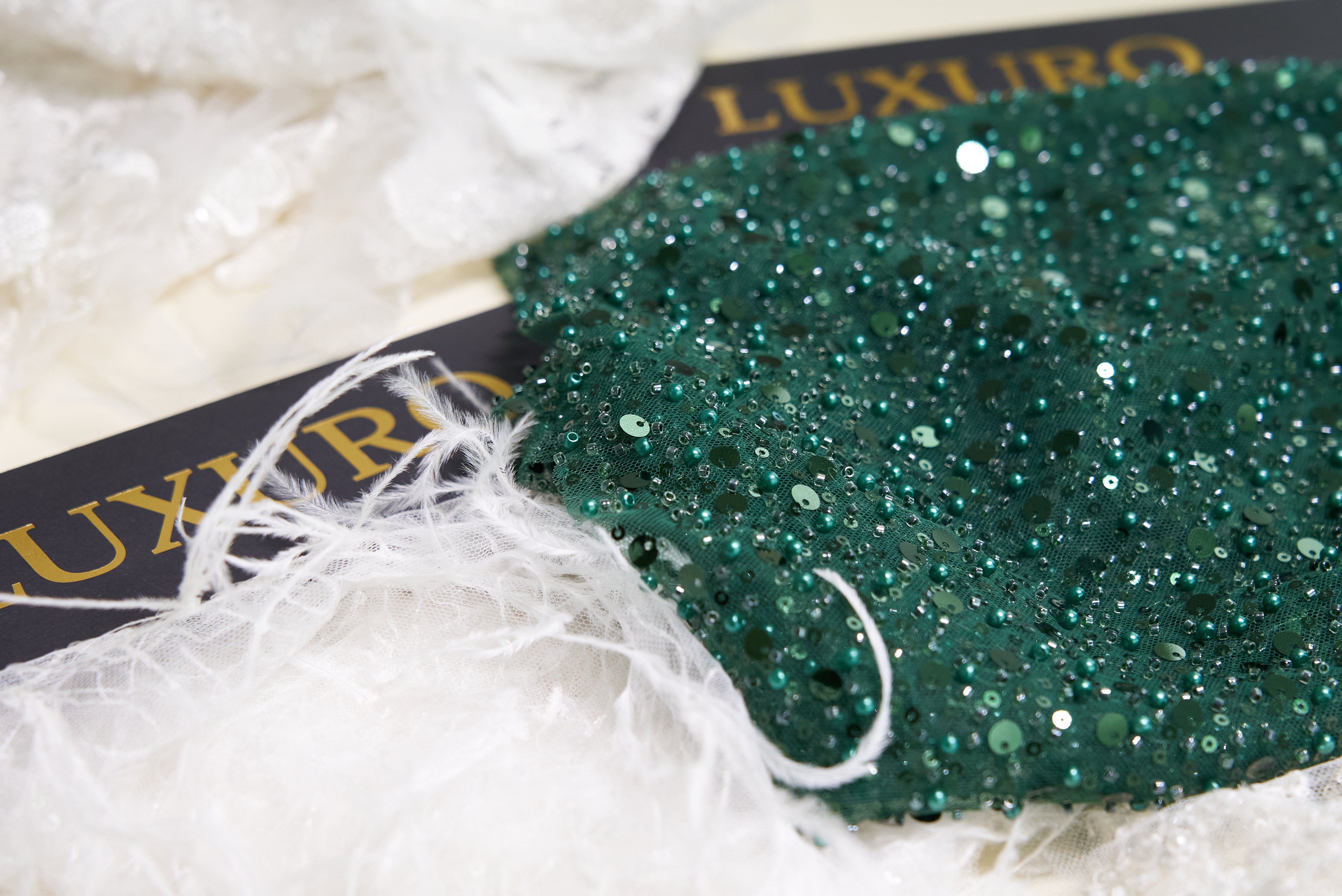 Büszkék vagyunk az általunk kínált termékek kiválasztási folyamatára, és tisztában vagyunk azzal, mennyire fontos a minőségük, ezért különösen odafigyelünk arra, hogy csak a legkülönlegesebb és legjobb minőségű hímzés- és textilkollekciókat válasszuk ki. A Luxurónál mindig naprakészek vagyunk a legújabb divattrendekkel, hímzéseink közül sokat már a nemzetközileg is nagyra értékelt ruhák készítésénél használnak. Szakértői csapatunk a kiválasztási folyamat során minden anyagot számos szűrőn átenged, majd ezt követően teszteli őket, hogy Önöknek csak a legjobbakat kínálhassuk.