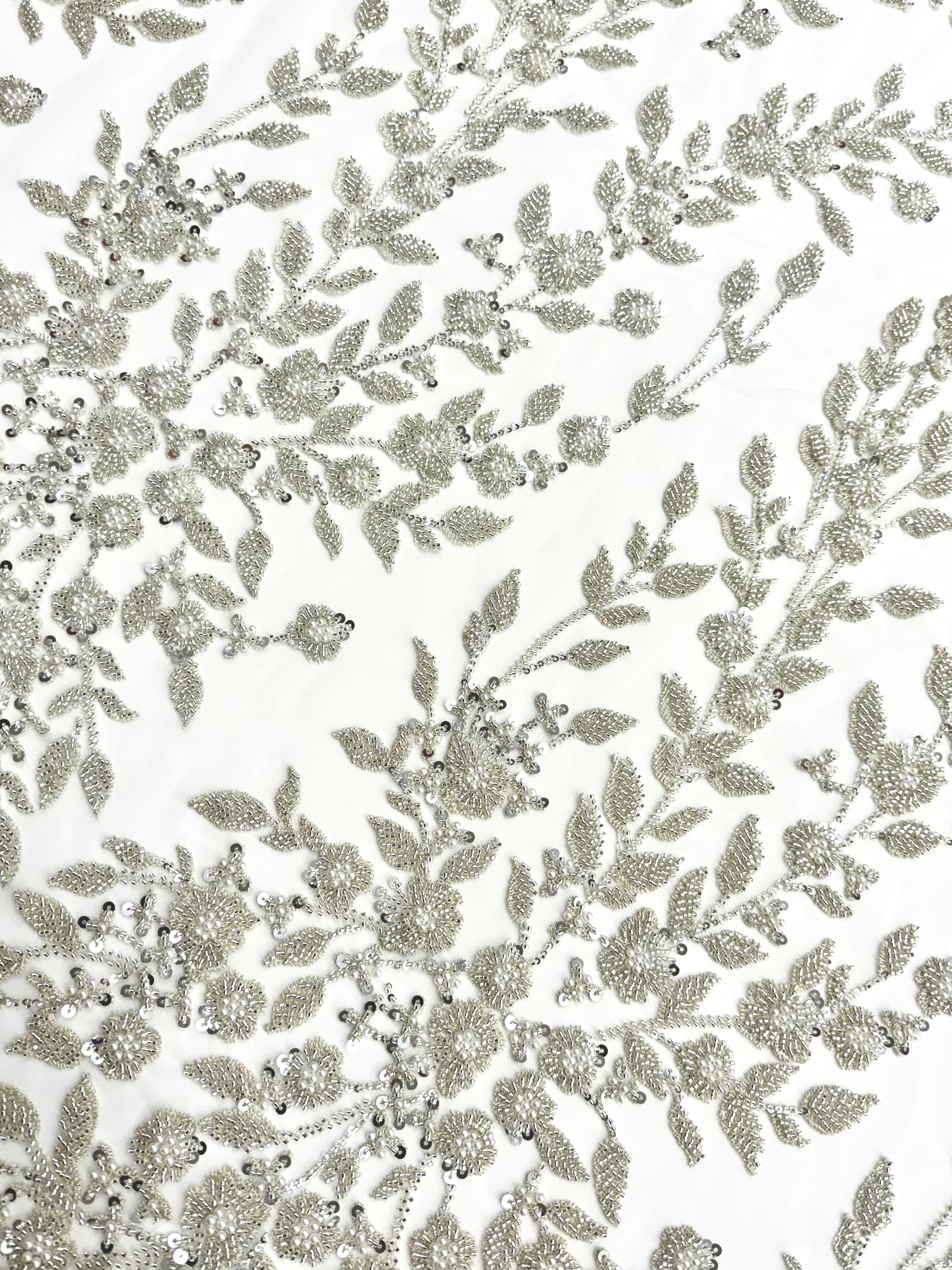 Couture Csipke ezüstös kivitelű, Ivory tüllön virágmintával, gyöngyökkel, gyöngyöcskékkel és flitterekkel