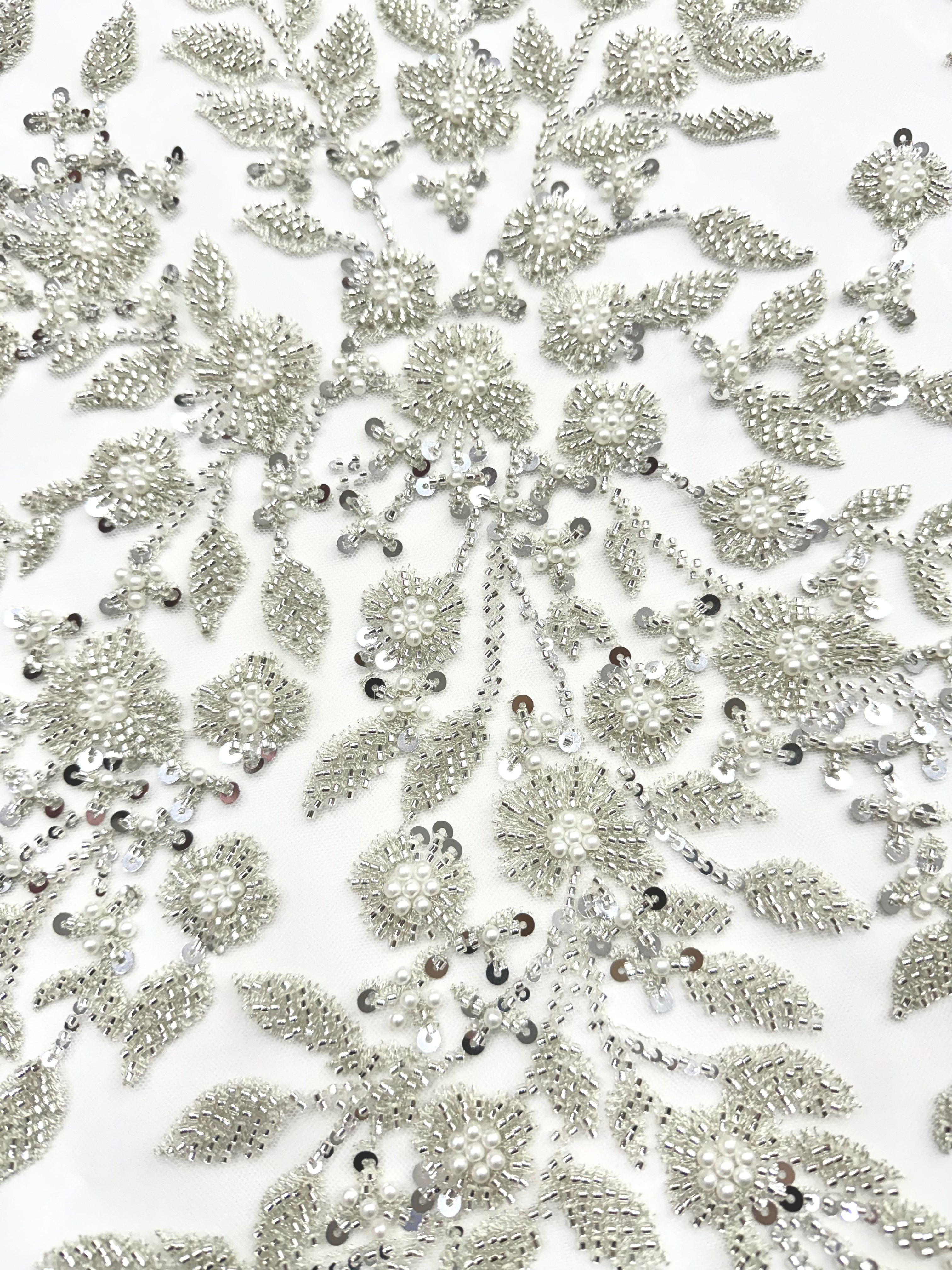 Couture Csipke ezüstös kivitelű, Ivory tüllön virágmintával, gyöngyökkel, gyöngyöcskékkel és flitterekkel