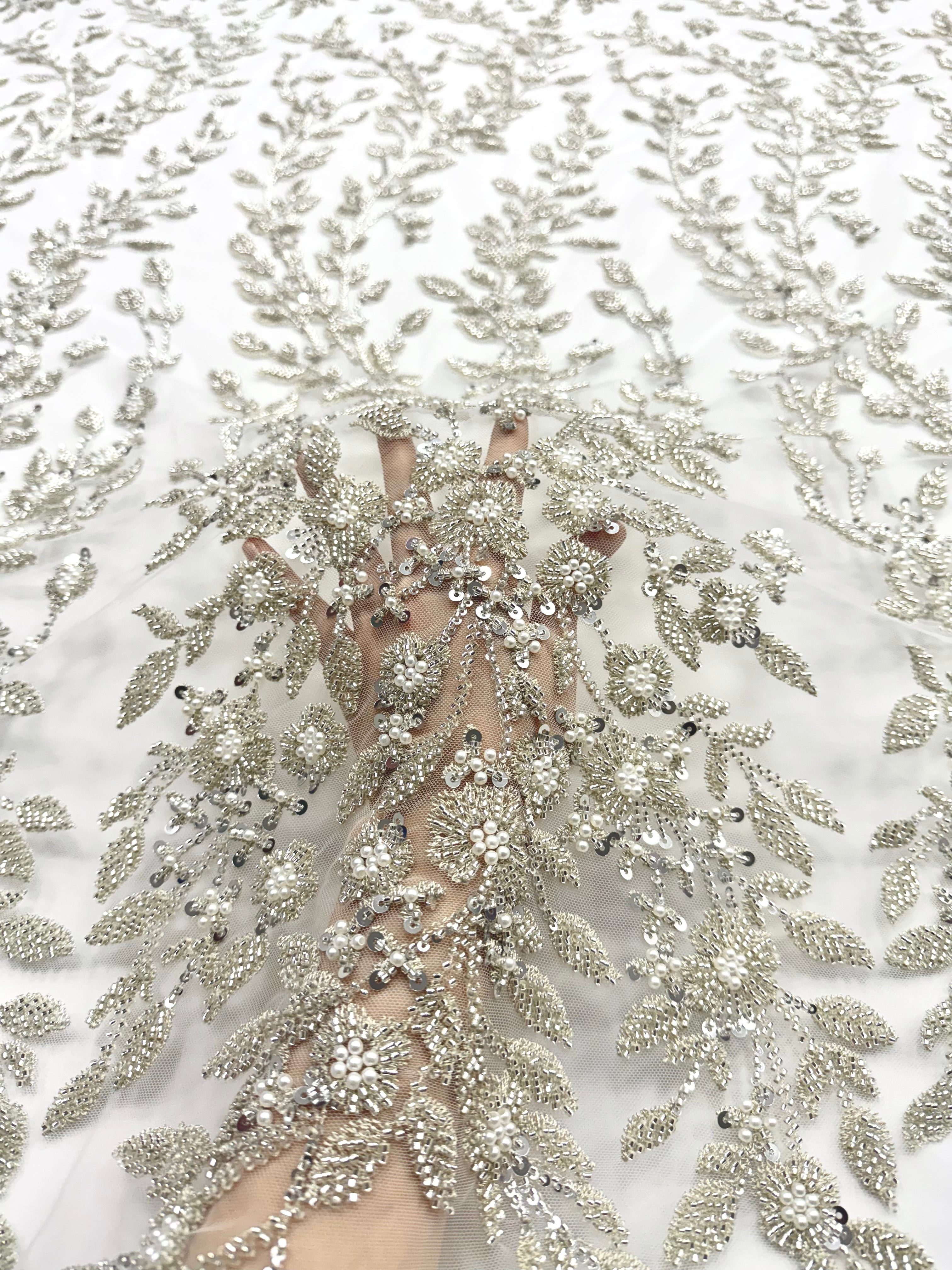 Couture Csipke ezüstös kivitelű, Ivory tüllön virágmintával, gyöngyökkel, gyöngyöcskékkel és flitterekkel