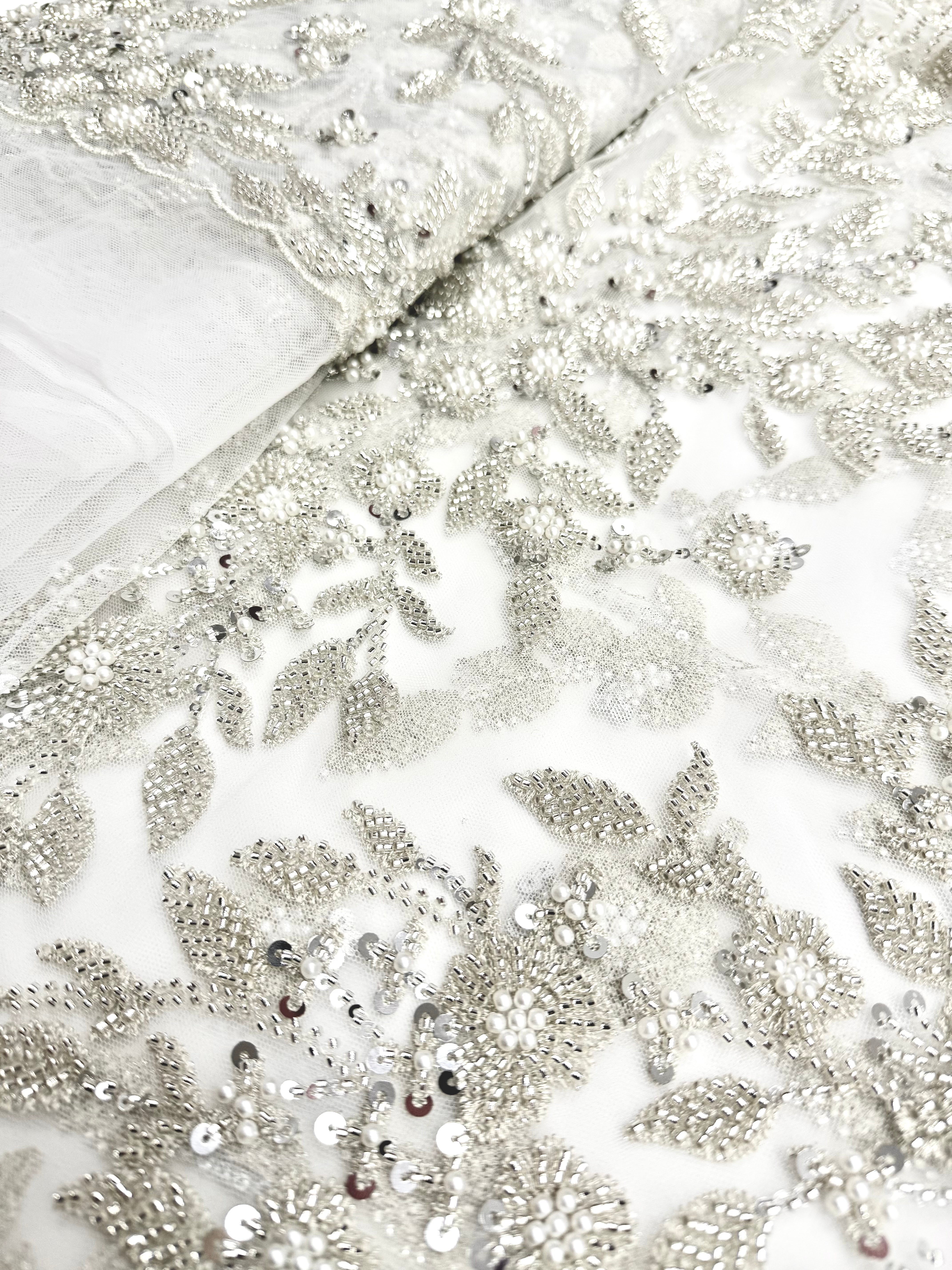 Couture Csipke ezüstös kivitelű, Ivory tüllön virágmintával, gyöngyökkel, gyöngyöcskékkel és flitterekkel