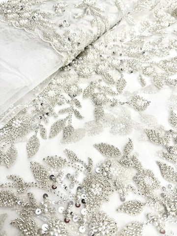 Couture Csipke ezüstös kivitelű, Ivory tüllön virágmintával, gyöngyökkel, gyöngyöcskékkel és flitterekkel