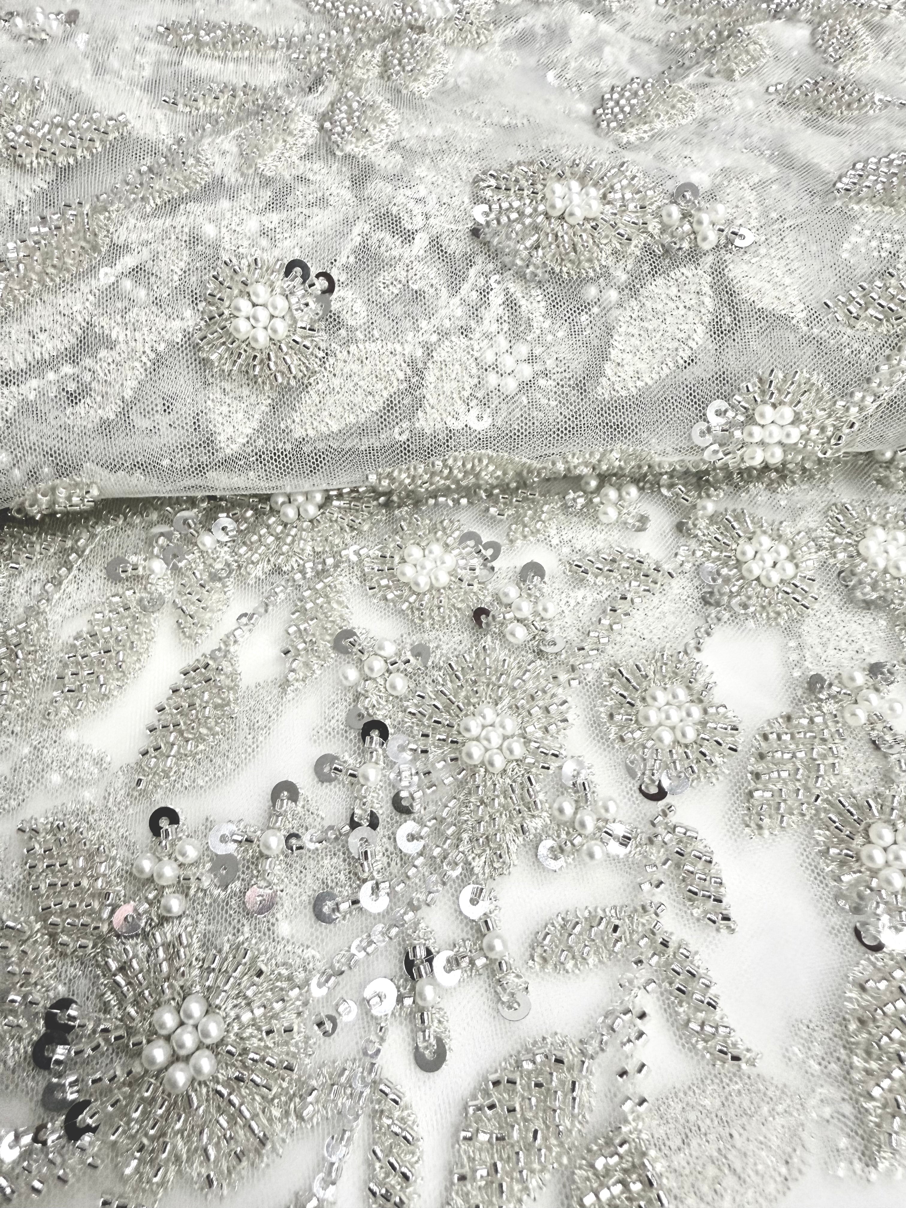 Couture Csipke ezüstös kivitelű, Ivory tüllön virágmintával, gyöngyökkel, gyöngyöcskékkel és flitterekkel